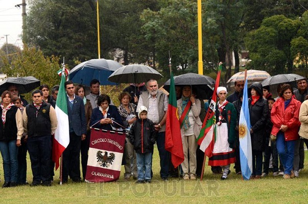 Gure Etxe Maitea Euskal Etxeko kideak Malvina Irletako Gerrako Beterano eta Hildakoen omenean egindako zeremonian (argazkia El Popular)